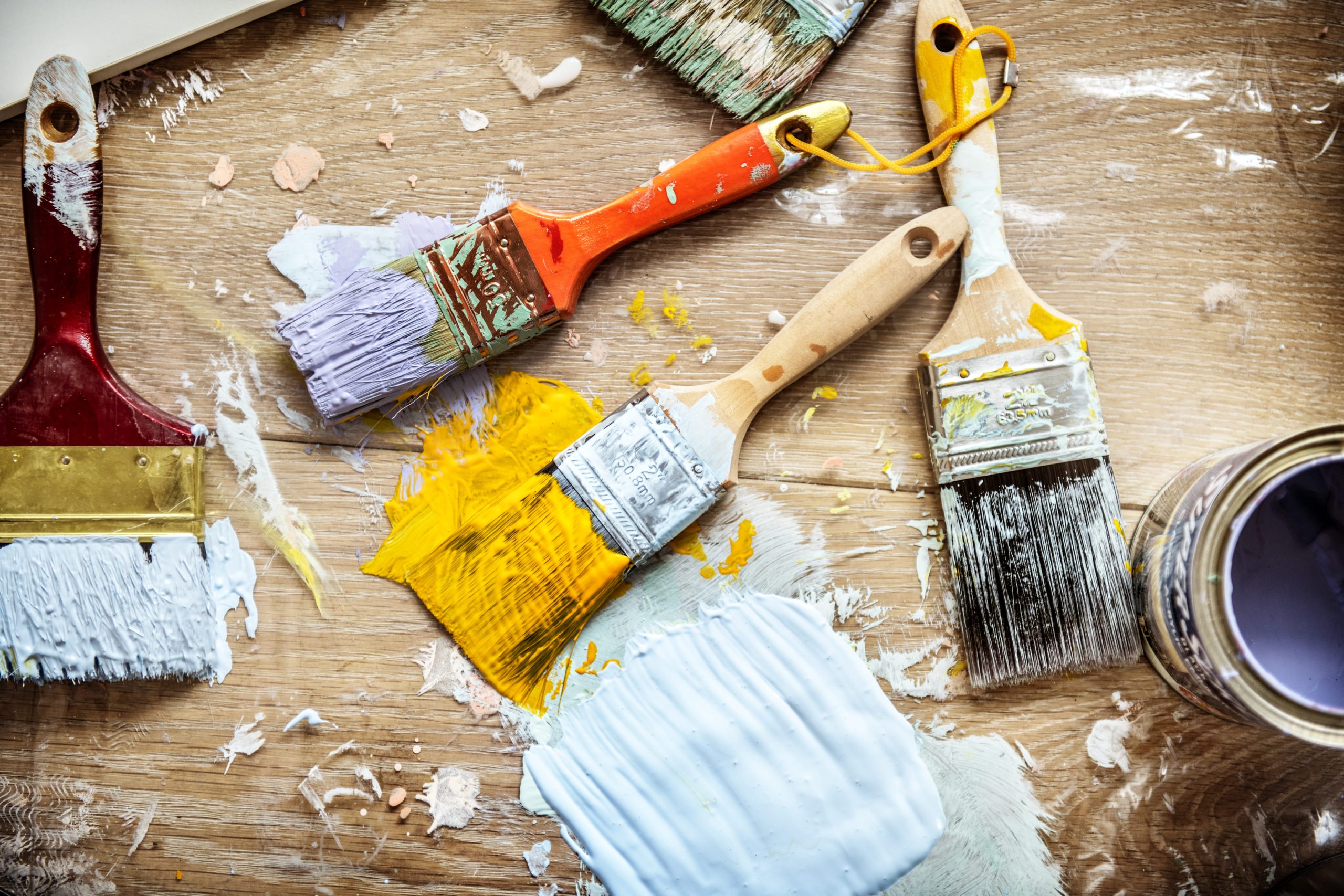 Conjunto de brochas y herramientas sucias sobre madera, tras uso de productos de limpieza y pinturas en Benalmádena